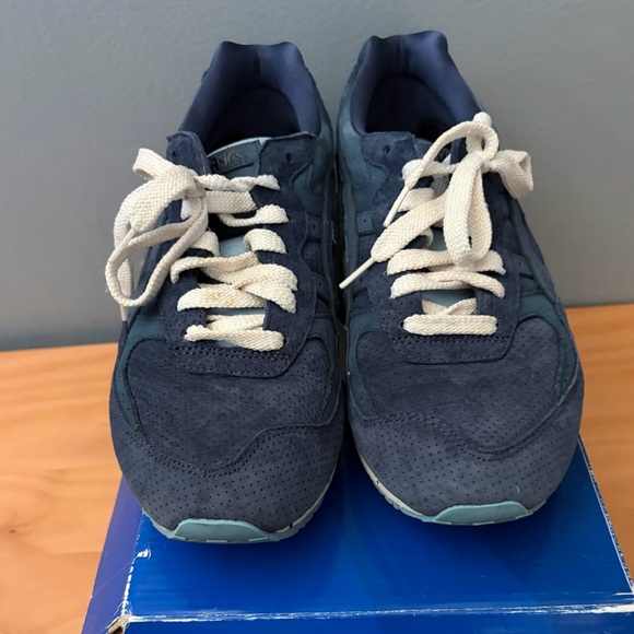 ASICS - Picture 2 of 3